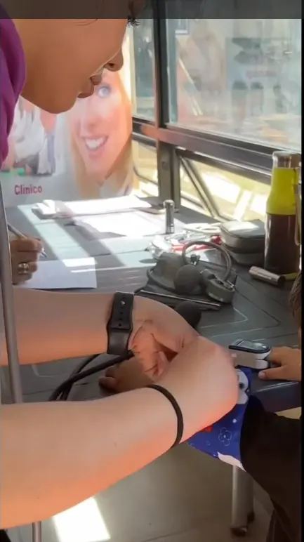 Profesional realizando un control clínico