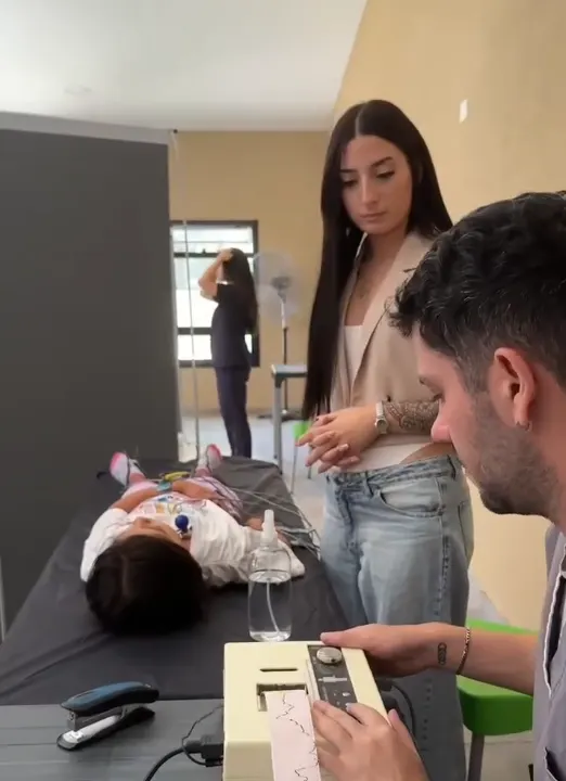 Electrocardiograma a una alumna en la estación de cardiología