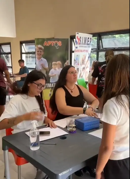 Mesa de recepción con alumnas